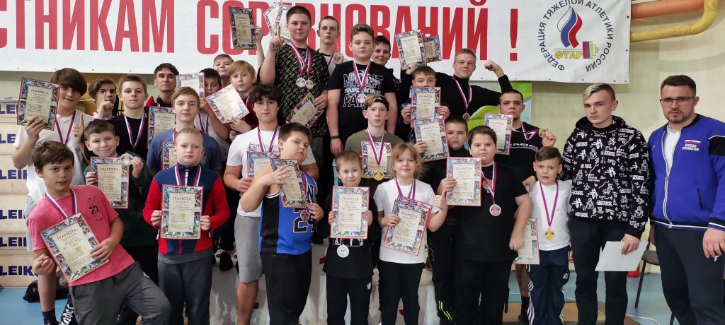 Команда клуба с грамотами после соревнований